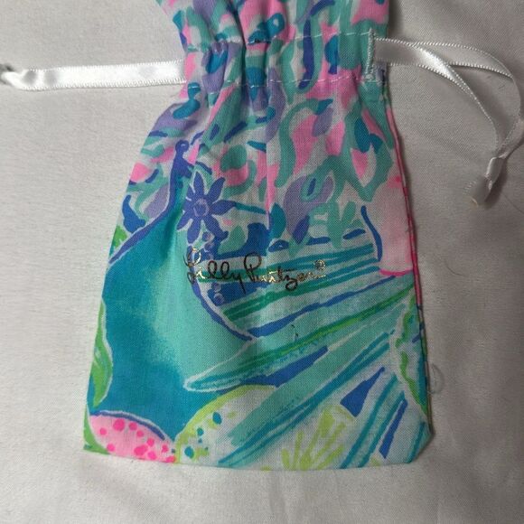 Lilly Pulitzer Floral Drawstring Pouch. - Picture 2 of 3